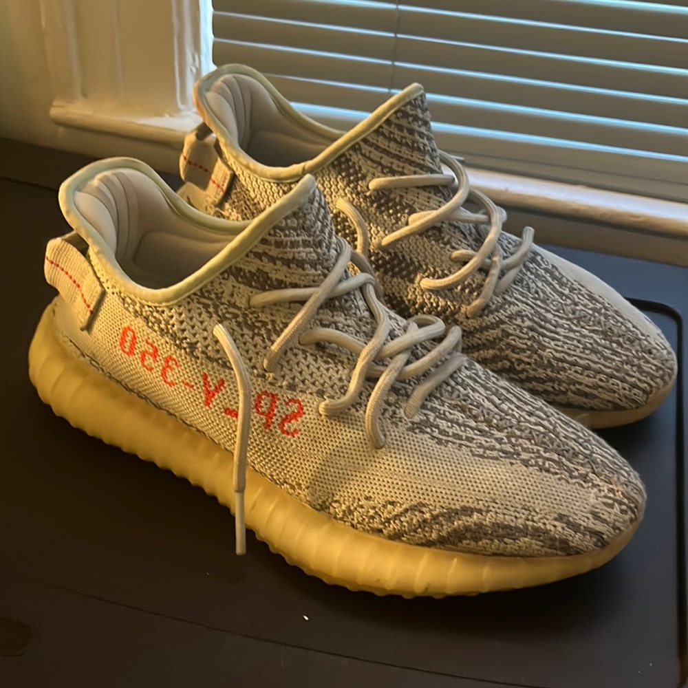 Mens adidas Yeezys “Blue Tints” size 9